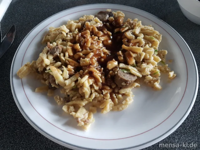 Jägerpfanne mit Wildschweinbratwurst, Waldpilzen, Lauch (8,Sl,Sf,W) und Hagebutten-Spätzle (Gl,Ei), dazu ein Beilagensalat nach Wahl