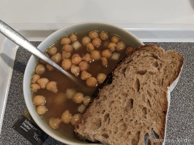 Klare Gemüsebrühe mit Backerbsen (Gl,Ei,La,Sl), dazu Bauernbrot (Gl)