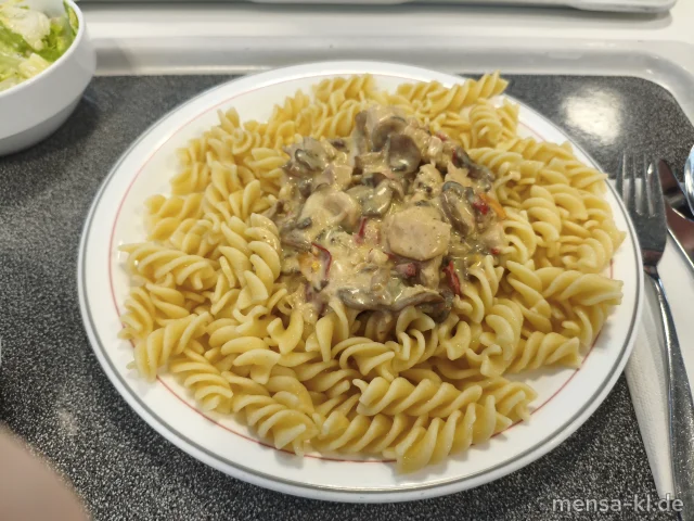 Cremiges Cajun planted.Chicken mit Kokoscreme, Paprika und Champignons (G), High Protein Pasta (Gl) und Salat