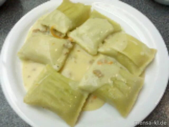 Schwäbische Maultaschen (V) mit Zwiebel-Sahnesoße (V) und Salat (V)