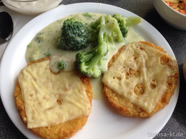 Zwei Schweizer Rösti (2,V) mit Emmentaler (1,2,V) überbacken, Broccoli-Rahmgemüse (V,A) und Salat (V)