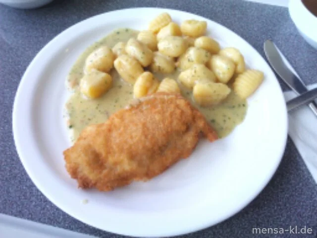 Cordon bleu mit Schinken und Käse gefüllt (1,2,3,S), Gnocchi, Pestosoße (2) und Salat