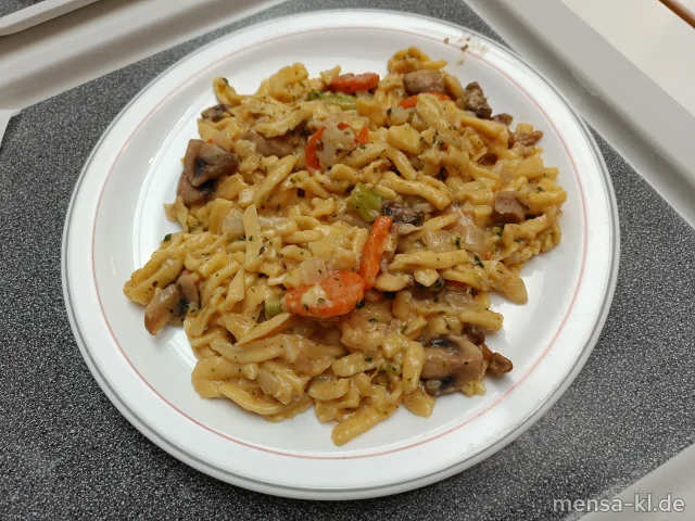 Spätzle-Gemüse-Pfanne mit Champignons (Gl,Ei,La,V) in Rahmsoße (Gl,La,V) und Karottensalat (1,5,9,Gl,Ei,Sw,Sf,V)