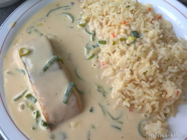Bunter Reis (Sl) mit Lachsfilet (Fi), Pinot-Grigio-Lauchsoße (5,Gl,La,Sw,A) und Salat