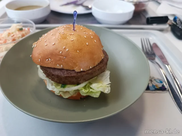 Campus Burger: BIO-Rindfleisch belegt mit Tomaten, Gurken, Zwiebeln, Eisbergsalat, Ketchup und Senf (1,9,Sl,Sf,R) im Burgerbrötchen (Gl,Se), dazu Coleslaw (1,5,9,Gl,Ei,La,Sw,Sf)
