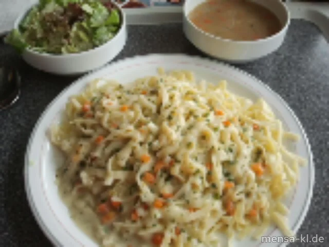 Große Portion Tagliatelle (V) mit einer leichten Gemüsesoße (V), dazu Salat (V)
