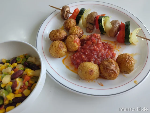 Gemüsespieß mit Mexikana-Salsa (4), gewürzte Drillinge und Pfannengemüse