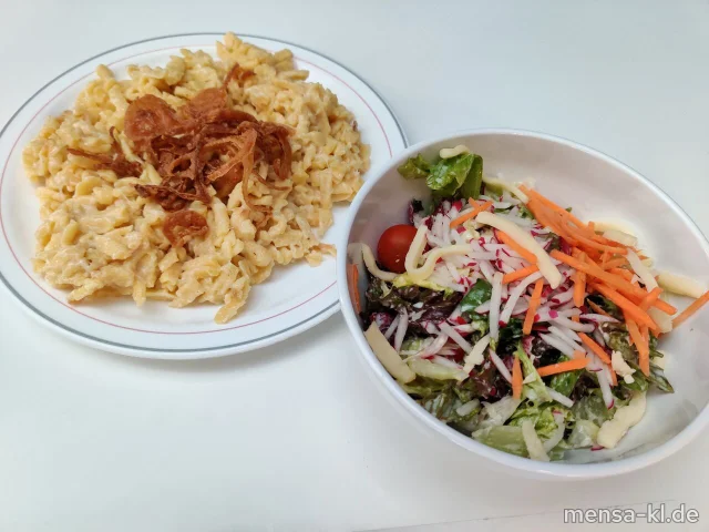 Käsespätzle (2,Gl,Ei,La,V) mit Röstzwiebelsoße (Gl,V), dazu eine große Salatterrine (Sl,V)