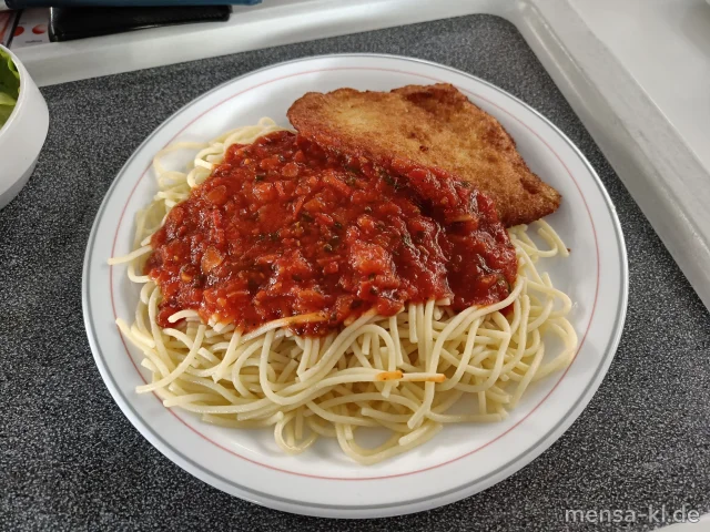 Hähnchenbrustfilet "Piccata Art" mit Parmesan-Panade (Gl,La,G), dazu Spaghetti (1,Gl) mit Tomatensugo (1,5,Gl,Sw,Sf) und Salat