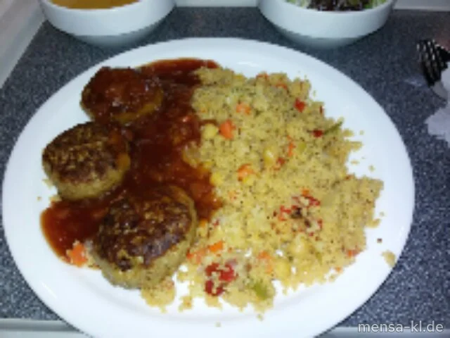 Geflügelhacksteak (Gl,Ei,G) mit Zwiebel-Granatapfelsoße (9,Gl), Couscous (Gl) und Salat