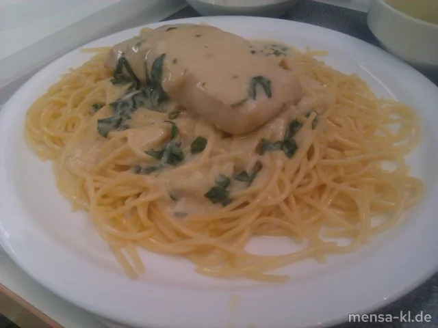 Spaghetti mit Wildlachsfilet, Basilikum-Sahnesoße und Salat