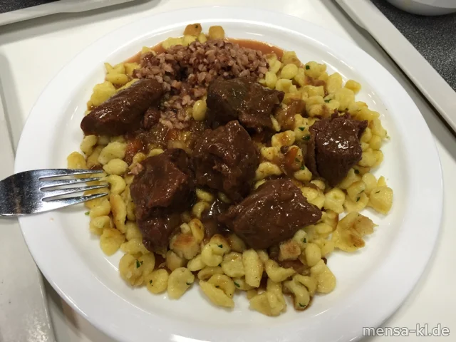 Steirer Hirschragout (W,A) mit Preiselbeer-Nuss-Kompott und Brotknöpfle, dazu Blattsalate mit bayrischem Dressing