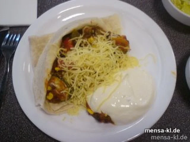 "Burrito": Tortilla (2) mit feuriger Rinderhackfleischfüllung (4), geriebenem Käse (1/2), Sour Cream und Eisbergsalat