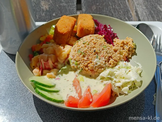Bowl mit Blattsalat, Paprika, Tomaten, Gurkensalat (1,5,Sw,Sl,Sf), Karottensalat (Gl,Nu,Sf), Krautsalat (1,5,Gl,Nu,Sw,Sl,Sf), Linsensalat (3,Sl), Kartoffelsalat (Sf) und Knusperkroketten mit Dipp (Gl,Nu,Sl,Sf), dazu ein Kräuter-Dressing (5,Gl,Nu,Sw,Sf,So)