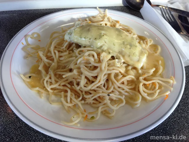 Seelachsroulade (F) auf Gemüse-Mie-Nudeln, Zitronen-Ingwersoße und Salat
