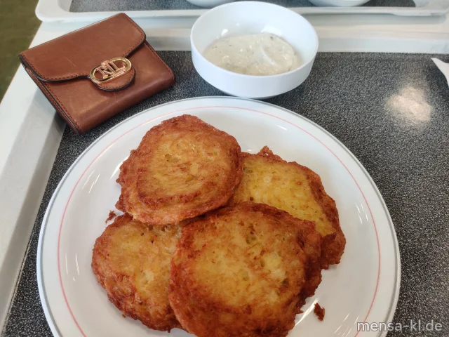 Knusprige Kartoffelpuffer (Gl,Ei) wahlweise mit Apfelkompott (3) oder Kräuterquark (La)