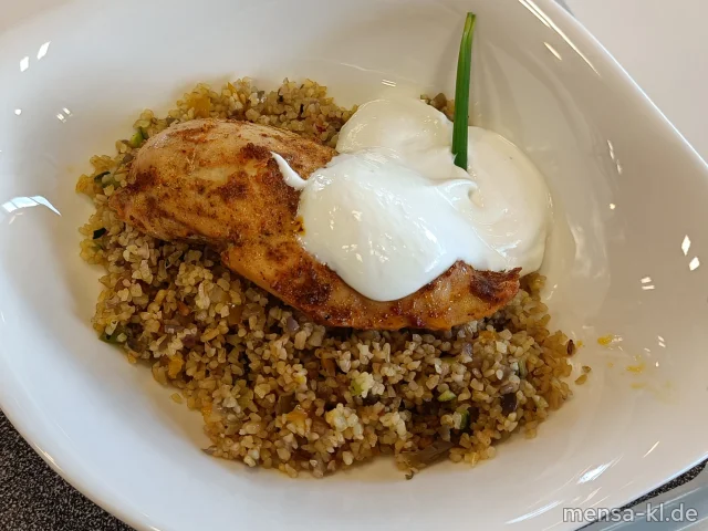 Hähnchenbrustfilet (G) auf scharfem Curry-Bulgur (Gl,Kr,Se), dazu Joghurt-Limetten-Dip (La)