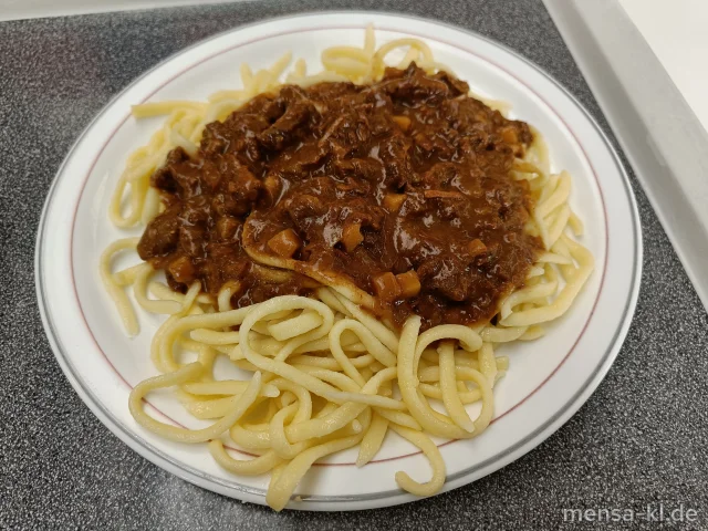 Rindergeschnetzeltes in Calvados-Senfsoße (3,5,Gl,La,Sw,Sf,A,R), dazu Spätzle (1,Gl,Ei) und Salat
