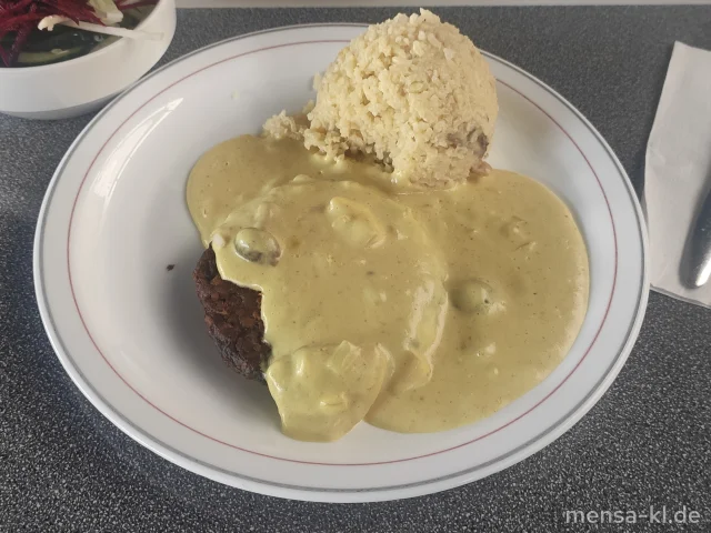 Umami Burger mit Pilzen und Haferflocken (Gl) mit Kokos-Curry-Soße (Sf), Basmatireis und einen Beilagensalat nach Wahl
