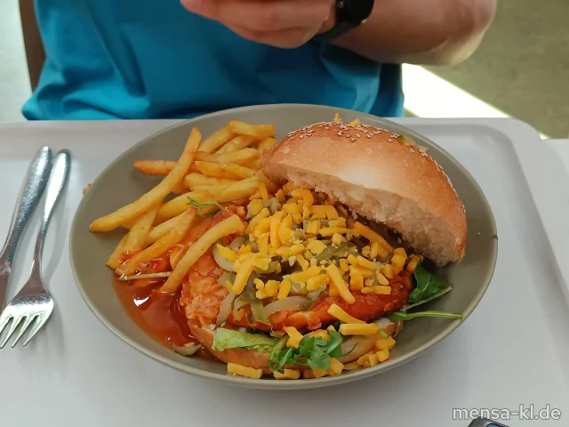 Chickenburger: Chicken-Burger Sweet Chili überbacken mit Cheddar (1,Gl,La,Sl,G) im Brioche Burger Bun (Gl,La), dazu Pommes
