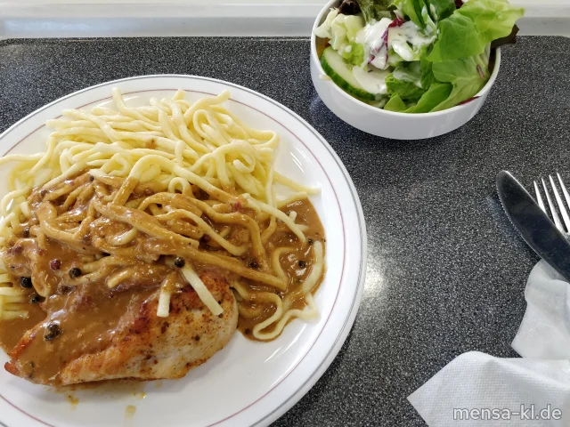 Hähnchenbrust (5,Sw,Sf,G) mit Rahmsoße (Gl,La), Spätzle (1,Gl,Ei) und einen Beilagensalat nach Wahl