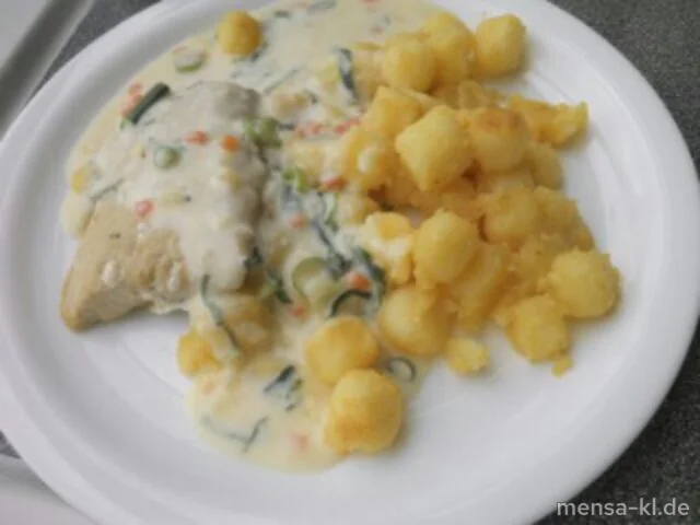 Wildlachsfilet (F) mit Frühlingszwiebelsoße (A), Kartöffelchen und Salat