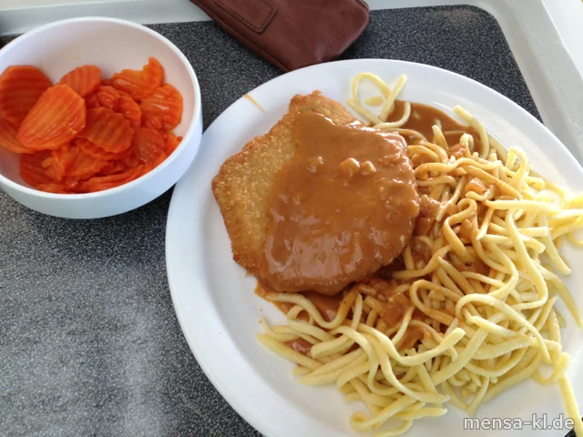 Paniertes Schnitzel (S) mit Rahmsoße, Spätzle und Karottengemüse