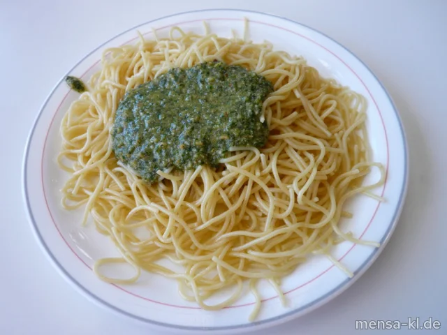 Spaghetti (1,Gl,V) "al pesto" mit Olivenöl, Basilikum, Pinienkernen und Grana Padano (2,Nu,Ei,La,V), dazu Salat (V)