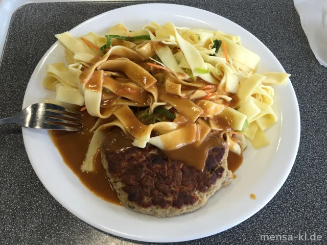 Kalbsfrikadelle (K) mit Cognac-Rahmsoße (9,Gl,La,Sf,A) und Gemüse-Pappardelle (1,Gl,Ei,Sl)