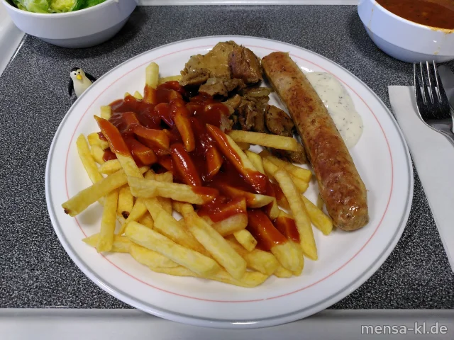 Veganes Gyros und vegane Currywurst (1,2,3,8,9,Gl,La,Sf,R,L), dazu Tzatziki (Gl,Nu,Sf), Pommes frites und Krautsalat (1,5,Sw)