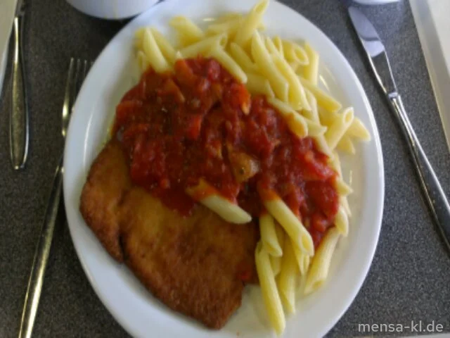 Penne Rigate mit Tomatensugo, Hähnchenbrust-Piccata (Hähnchenschnitzel mit Parmesan-Panade) (G) und Salat