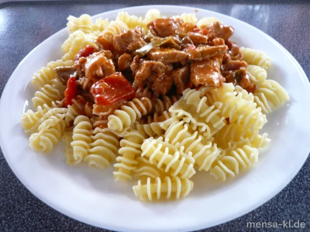 Putengulasch (G) in Paprika-Rahmsoße, Eiernudeln und Salat