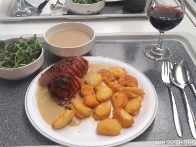 Schweinefilet im Speckmantel (2,3,S) an Sauce Bearnaise (1,Ei,La,Sf), dazu Pommes Dauphine (Ei,La) und Blattsalat mit Wildkräutern