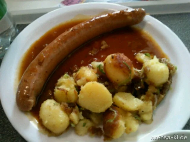 Gebratene Bauern Krainer Hauswurst (S/1/3/8) mit Käse, dazu Hüttenkartoffeln, Zwiebel-Specksoße (S/2) und Salat