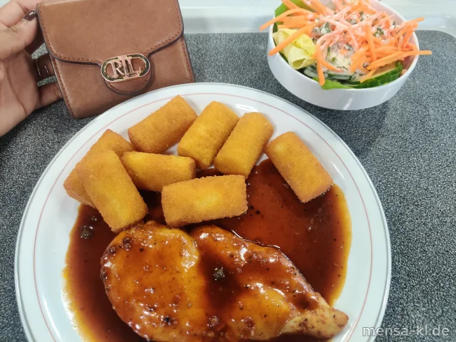 Gegrillte Hähnchenbrust (G) mit Pfeffersoße (1,Gl,Sf) und Kroketten (Gl), dazu einen Beilagensalat nach Wahl