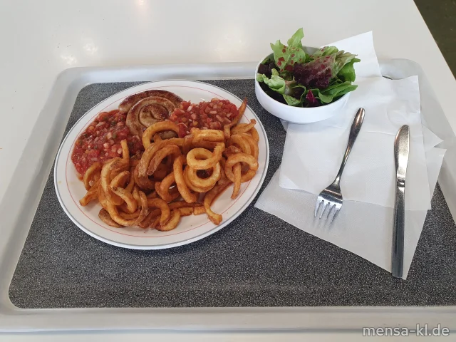 KIKOK Hähnchenbratwurstschnecke (3,Sf,G) mit Paprikasalsa (Sl) und Twisterpommes (Gl), dazu einen Beilagensalat nach Wahl