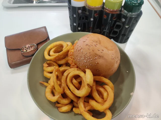 Campus Burger Crispy-Chicken (Gl,Sl,G) belegt mit Eisberg, Gurken und Remoulade (Gl) im Brioche Burger Bun (Gl,La), dazu Twisterpommes (Gl)