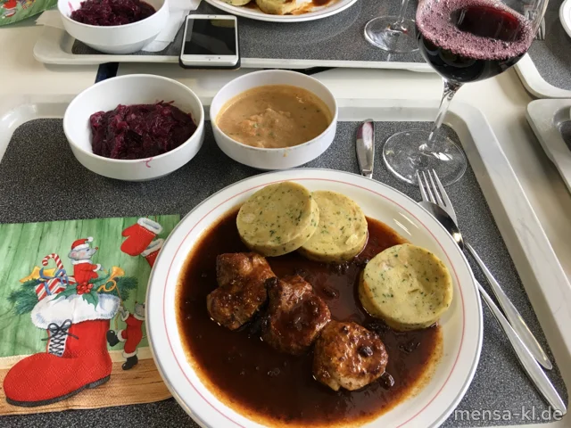 Schweinemedaillons mit Kräutern gebraten (S), Backpflaumensoße (3,Gl,Sf), Serviettenknödel (Gl,Ei) und Kirschrotkraut (3,5,Sw,A)