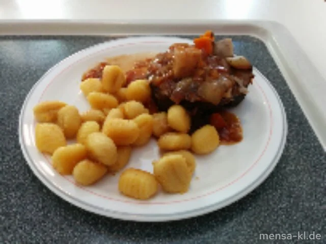 Rinderrollbraten (2,3,4,R) mit Marsala-Zwiebel-Sauce (A) und Buttergnocchi