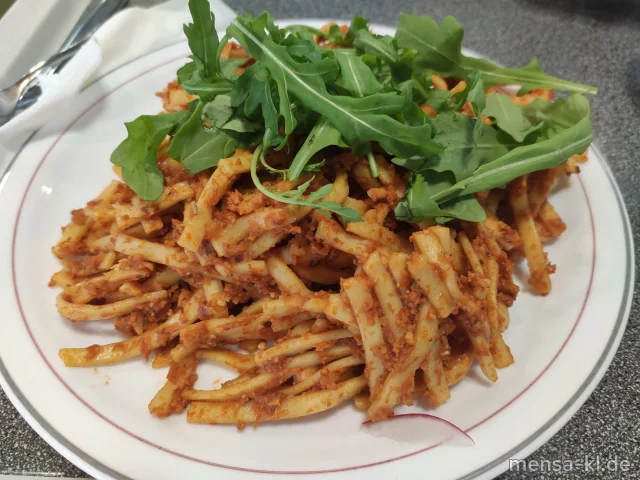 Tagliatelle mit Pesto-Rosso und Rucola (Gl,Nu,Sl,Sf) und einen Beilagensalat nach Wahl