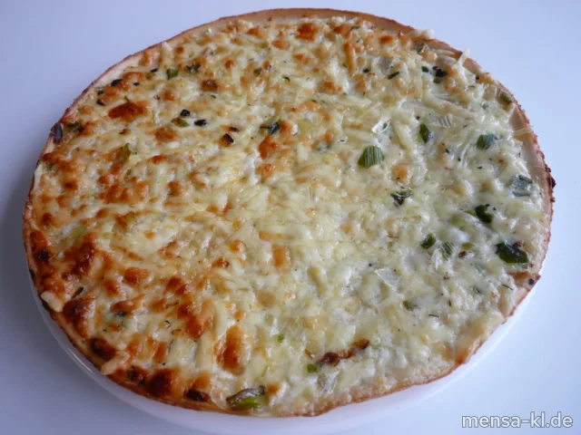 Flammkuchen mit Lauch und Käse (1,Gl,La,So,V), dazu Salat (V)