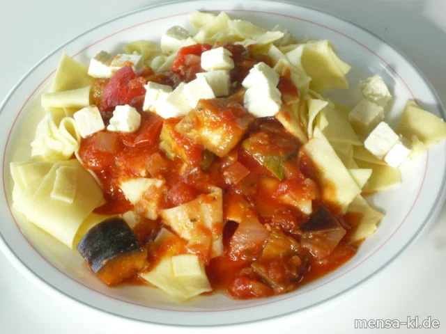 Pappardelle (1,Gl,Ei,Sl,V) mit sautiertem Gemüse (Kirschtomaten, Zucchini, Auberginen, Paprika, Zwiebeln), Hirtenkäse (La,V) und Salat (V)