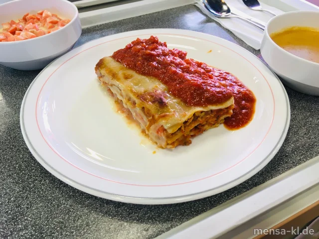 Linsenlasagne (Gl,Sl), dazu Tomatensugo (Gl) und Karottensalat (1,5,Sw,Sf)