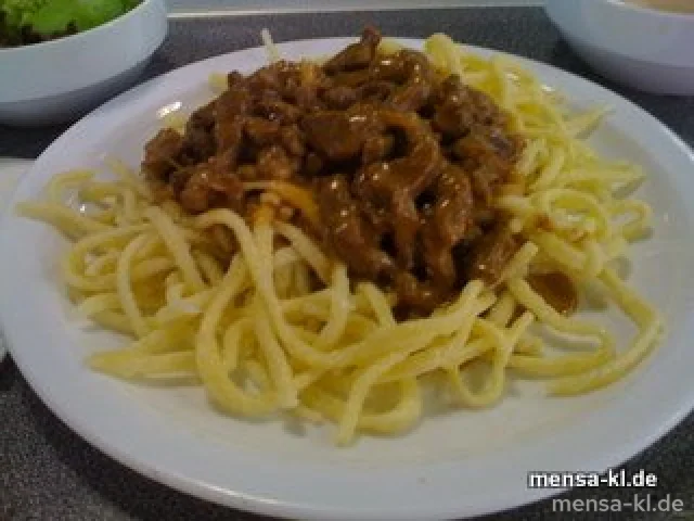 Rindergeschnetzeltes mit Dijon-Senfsoße, Spätzle und Salat