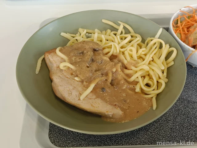 Hähnchenbrustfilet (G) mit Champignonrahmsoße (Gl,La), Eierspätzle (Gl,Ei) und Salat