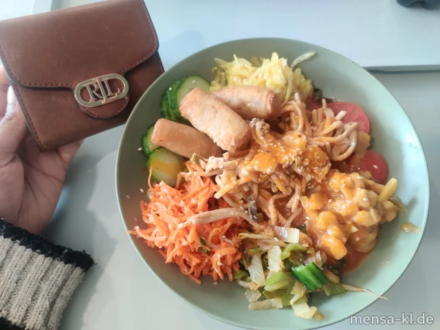 Bowl mit Blattsalat, Pak Chou Gemüsesalat (Gl,Sf,So), Curry-Krautsalat (1,5,Sw,Sl,Sf), Asia-Karottensalat (1,5,Gl,Sw,Sf,Se,So), Nudelsalat mit Erdnusscreme (1,En,Gl,Sf,So), Shrimpssalat (Fi,Kr,Sl,Sf) und Frühlingsröllchen (Gl,Sl,Sf), dazu ein Asia-Dressing (1,5,Gl,Sw,Sl,Se,So)