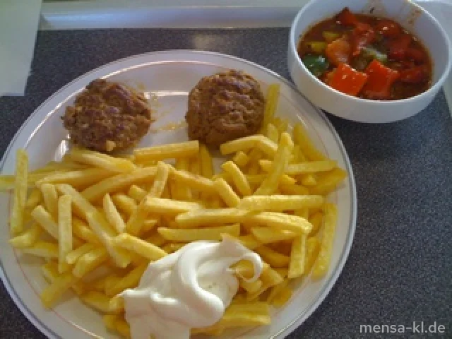 Zwei "Bifteki" (Rinderhack-Medaillons gefüllt mit Feta), Pommes-Frites und frisches Paprikagemüse