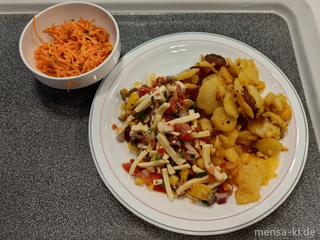 Käsesalat mit Tomaten, Mais, Paprika und roten Zwiebeln (1,5,La,Sw), dazu Bratkartoffeln und Karottensalat (1,3,5,9,Gl,Ei,La,Sw,Sf)