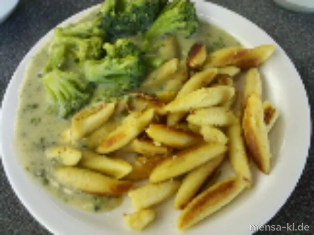 Broccoli in Rahm (V), dazu Schupfnudeln (V) und Salat (V)