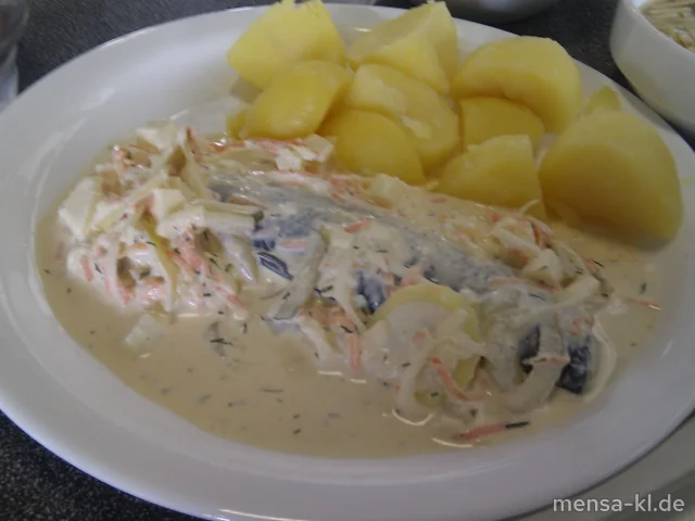 Bismarckhering "Hausfrauen Art" mit Apfel-Sahnesoße, Dampfkartoffeln und Salat